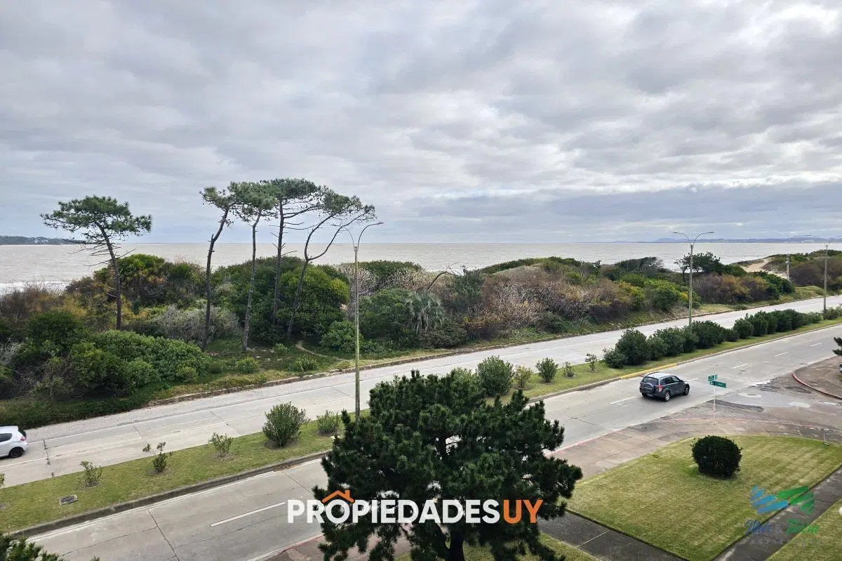 Edificio de 3 dormitorios en Punta del Este primera línea Mansa 1