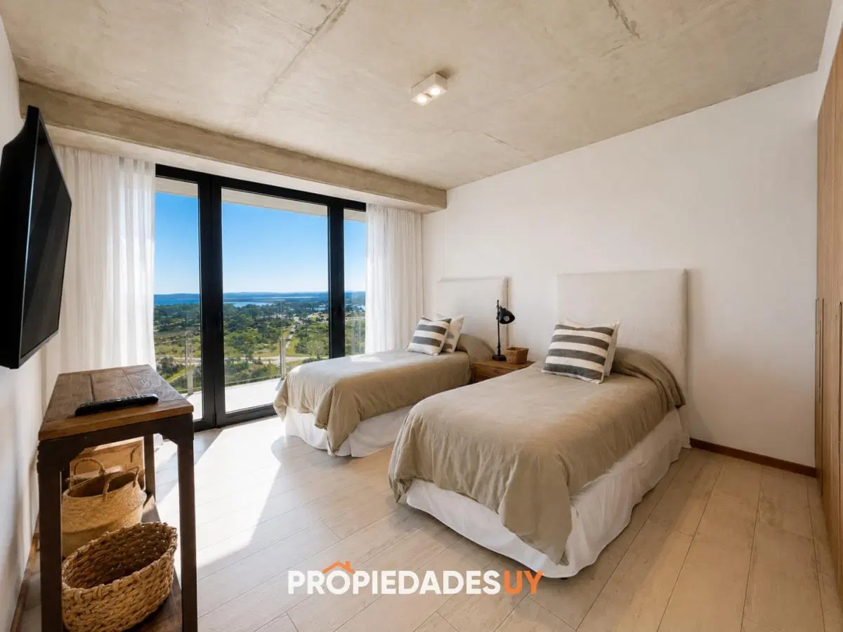 Espectacular Apartamento de 2 Dormitorios y Medio, piso alto, Torre Surfside, Punta del Este 3