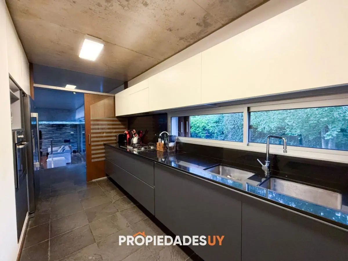 Casa en venta en playa mansa a metros del mar 4