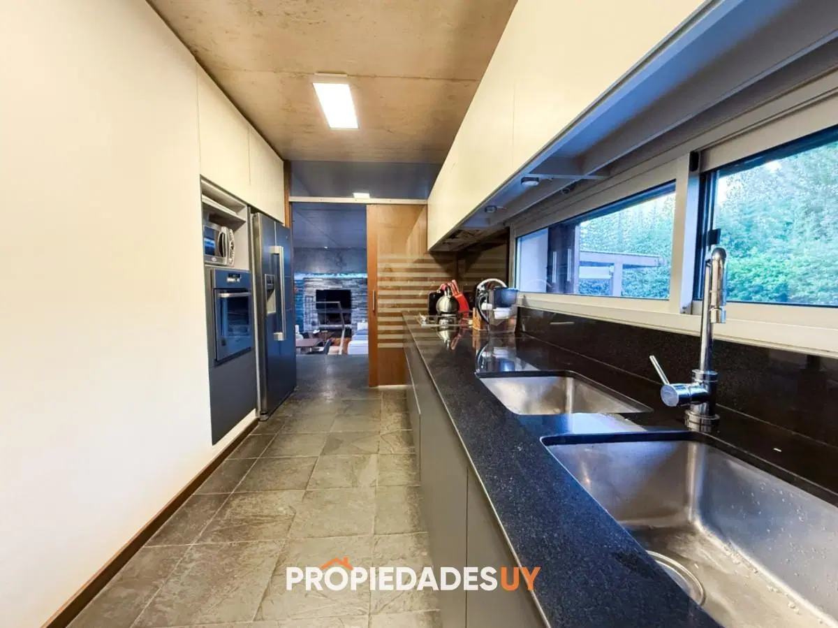 Casa en venta en playa mansa a metros del mar 8