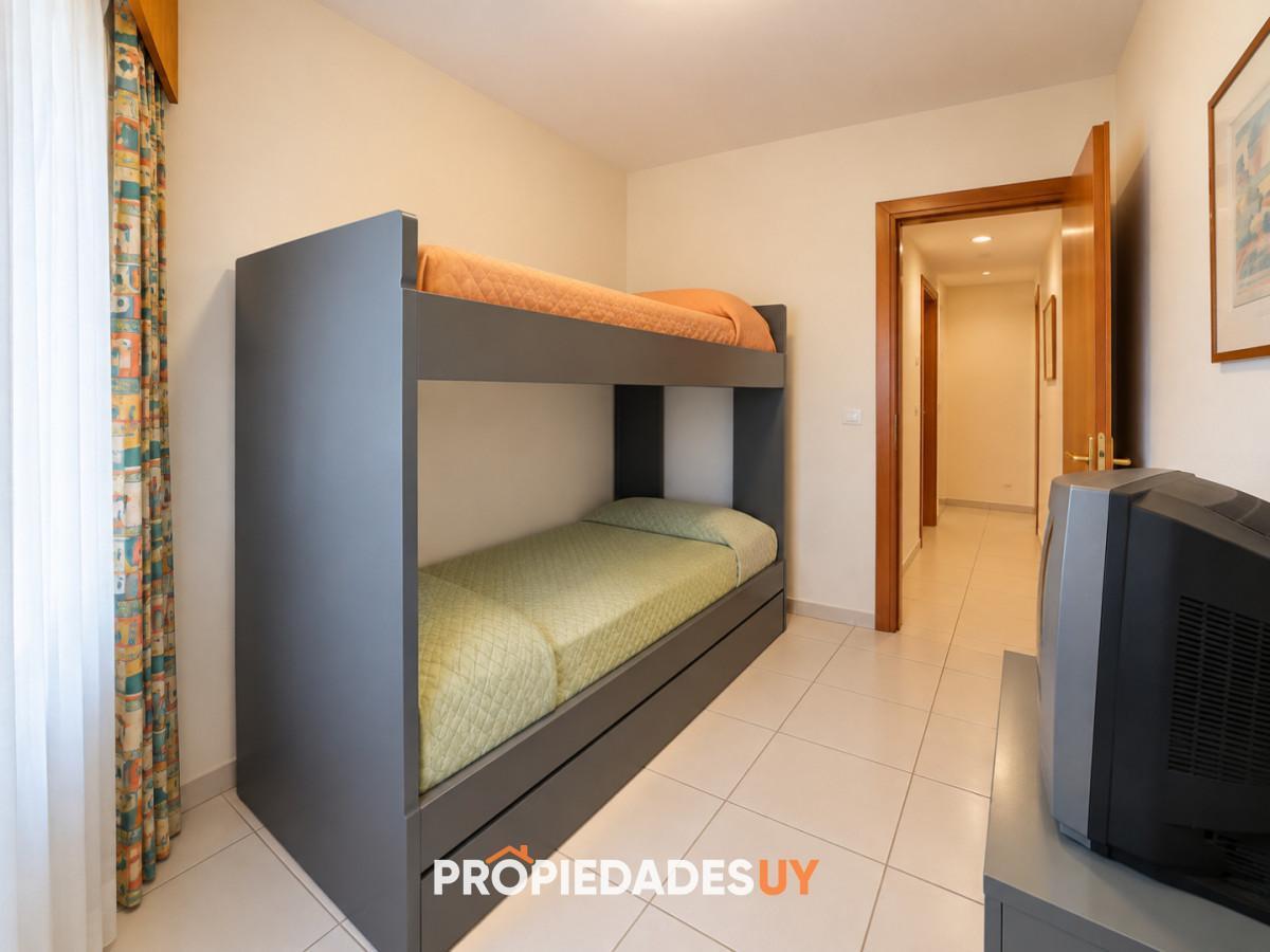 Foto de Venta de apartamento en playa mansa - 2 dorm 2 baños, imagen 2