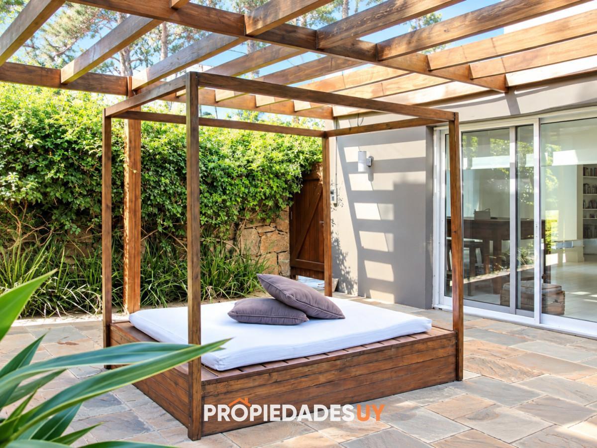 Foto de Casa con piscina climatizada, amplios ambientes y jardín, imagen 5
