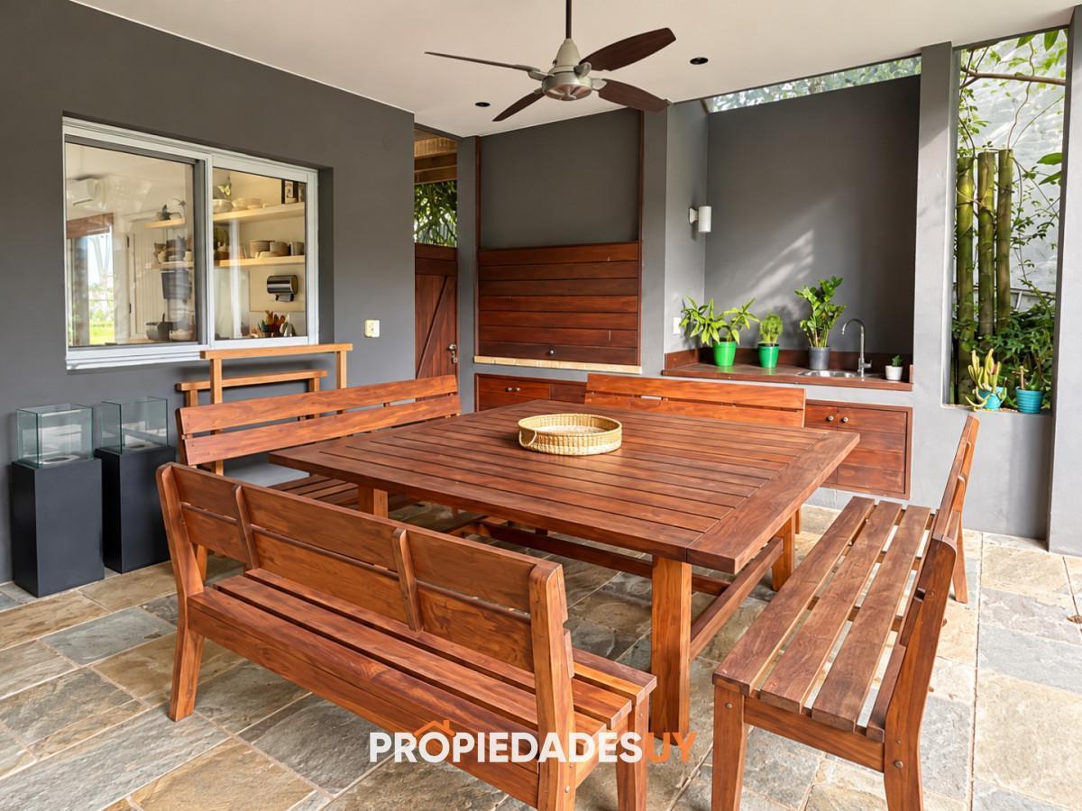 Foto de Casa con piscina climatizada, amplios ambientes y jardín, imagen 3