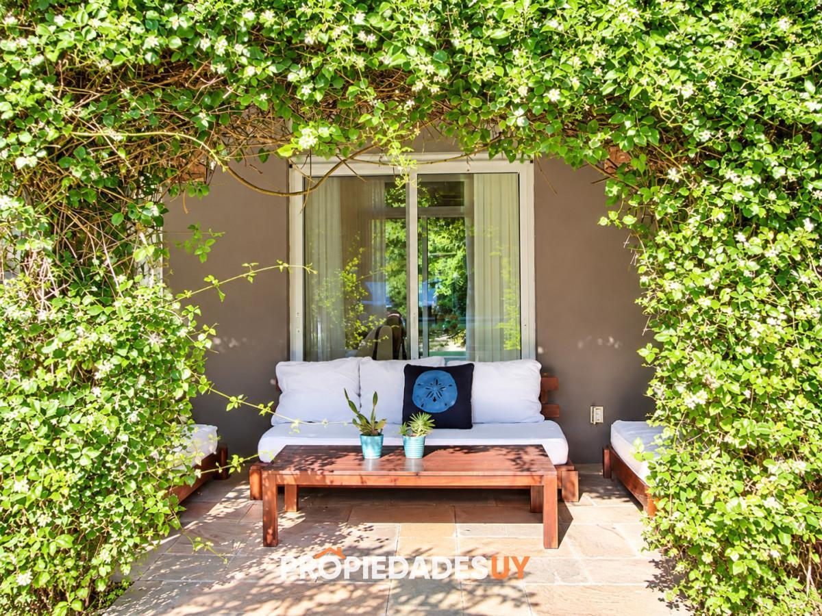 Foto de Casa con piscina climatizada, amplios ambientes y jardín, imagen 2
