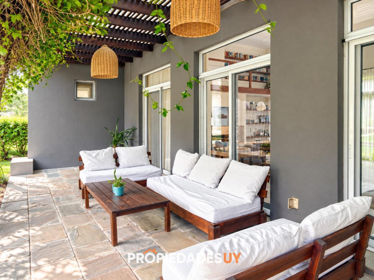 Foto de Casa con piscina climatizada, amplios ambientes y jardín, imagen 1