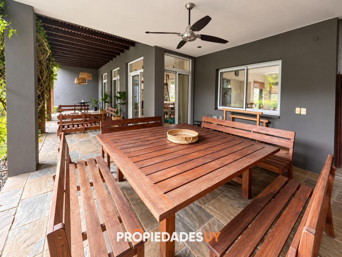 Foto de Casa con piscina climatizada, amplios ambientes y jardín, imagen 4