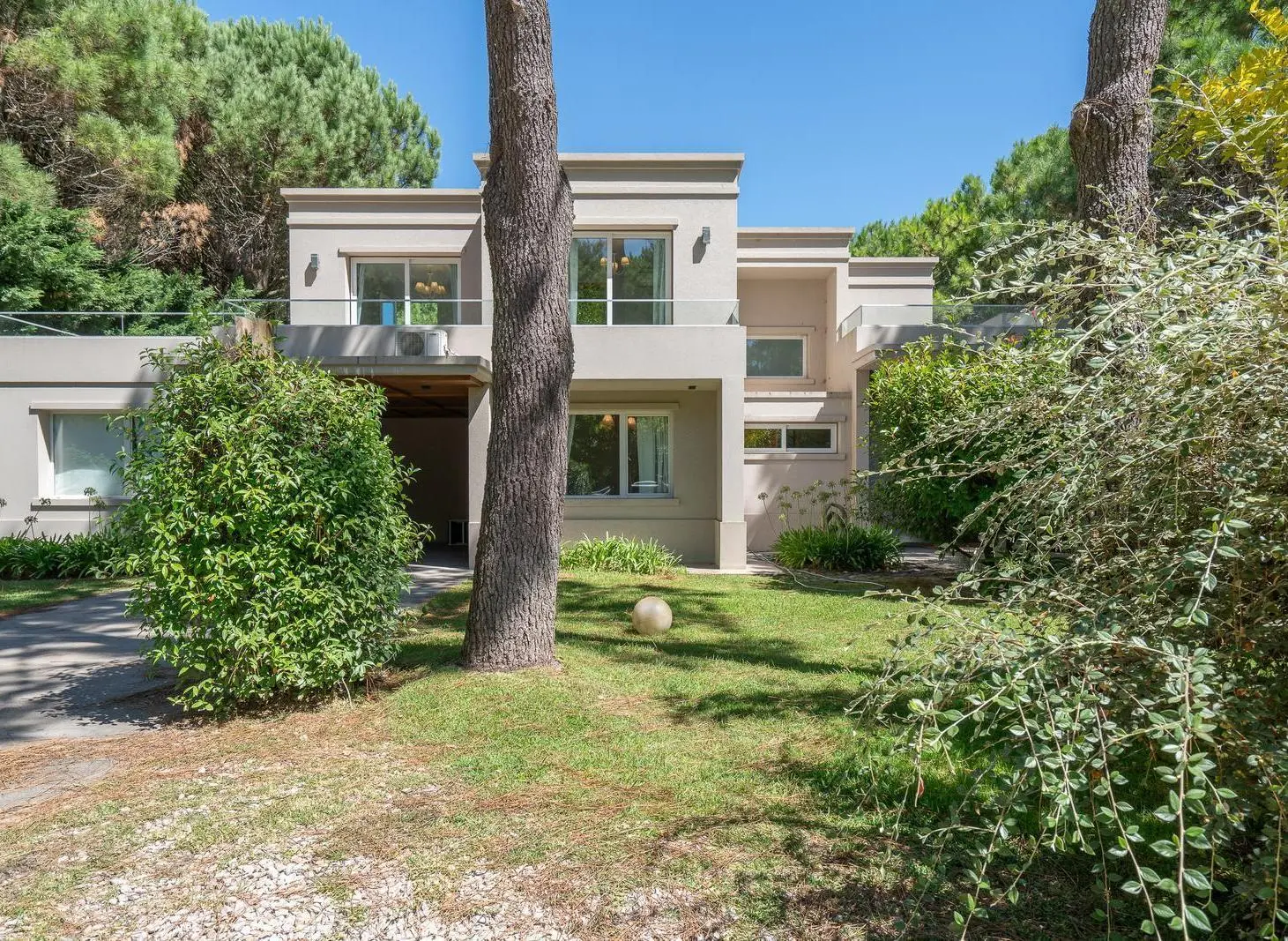 Casa en venta La Herradura Pinamar | 4 dormitorios, lote 1.635 m² y piscina 14x9 3