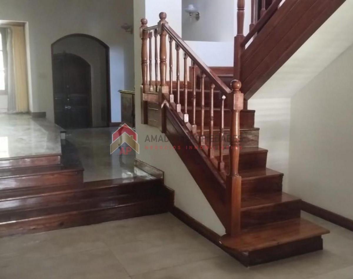 Chalet 6 amb con parque, pileta y garage, ubicado en Acevedo 1300 Banfield