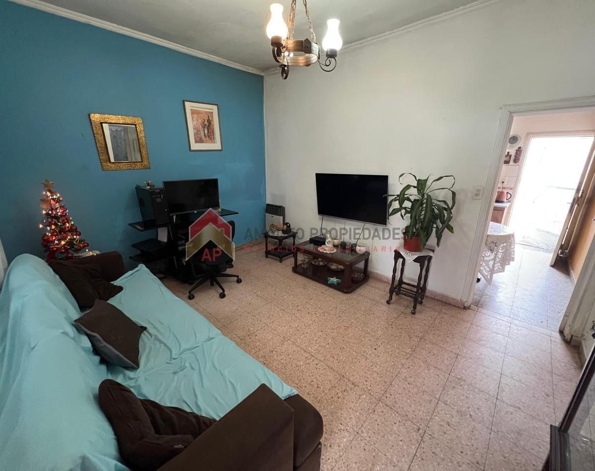 Casa 4 amb con cochera, patio y terraza. Ubicada en Riobamba 900 Temperley