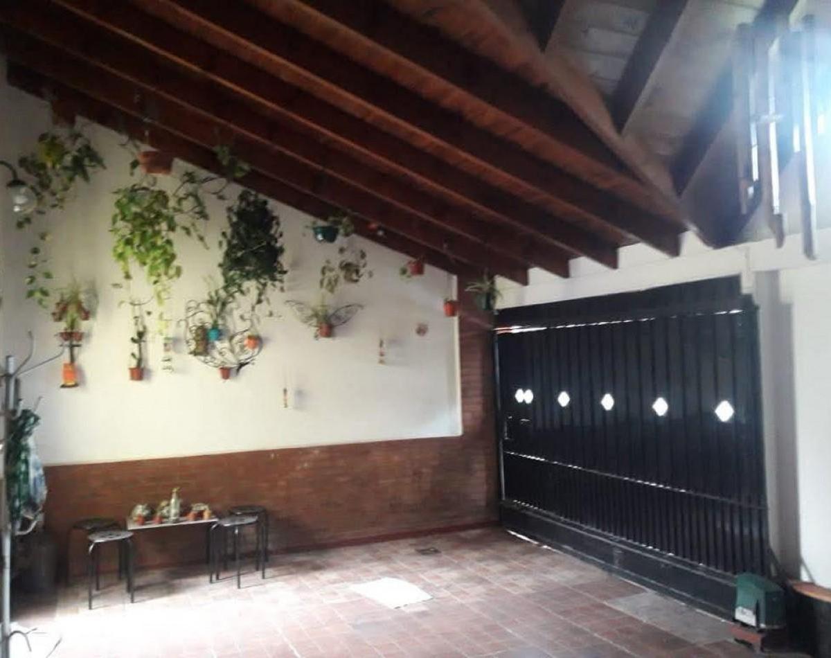 Gran ph tipo casa al frente 4 ambientes con patio. Ubicado en J. Pereyra Lucena 2049, Lomas de Zamor