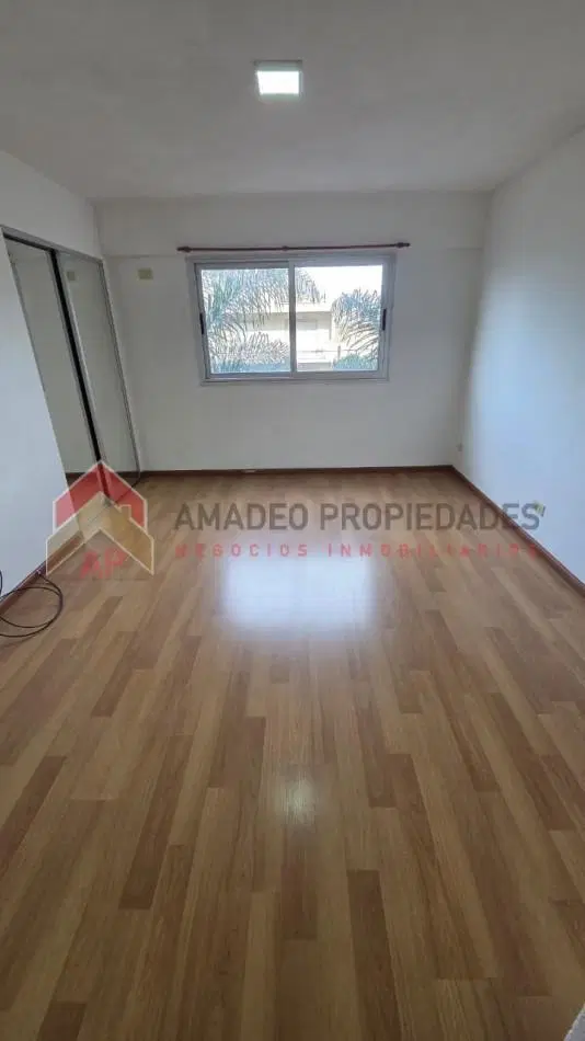 Impecable monoambiente amplio al frente en 2do piso. Excelente ubicacion: Chacabuco 80, Banfield 2