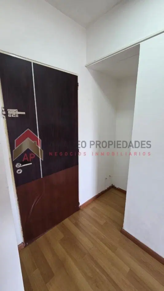 Impecable monoambiente amplio al frente en 2do piso. Excelente ubicacion: Chacabuco 80, Banfield 4