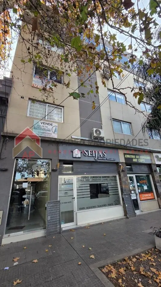 Impecable monoambiente amplio al frente en 2do piso. Excelente ubicacion: Chacabuco 80, Banfield 5
