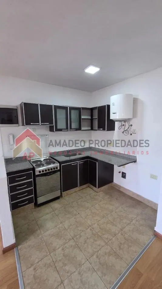 Impecable monoambiente amplio al frente en 2do piso. Excelente ubicacion: Chacabuco 80, Banfield 3