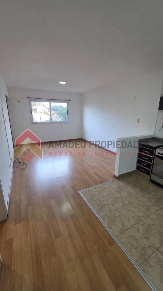 Impecable monoambiente amplio al frente en 2do piso. Excelente ubicacion: Chacabuco 80, Banfield