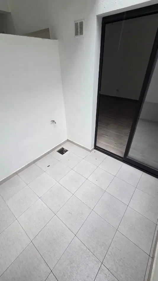 Moderno y luminoso monoamb a estrenar con patio propio y cochera. Excelente ubicacion: Portela 275, 2
