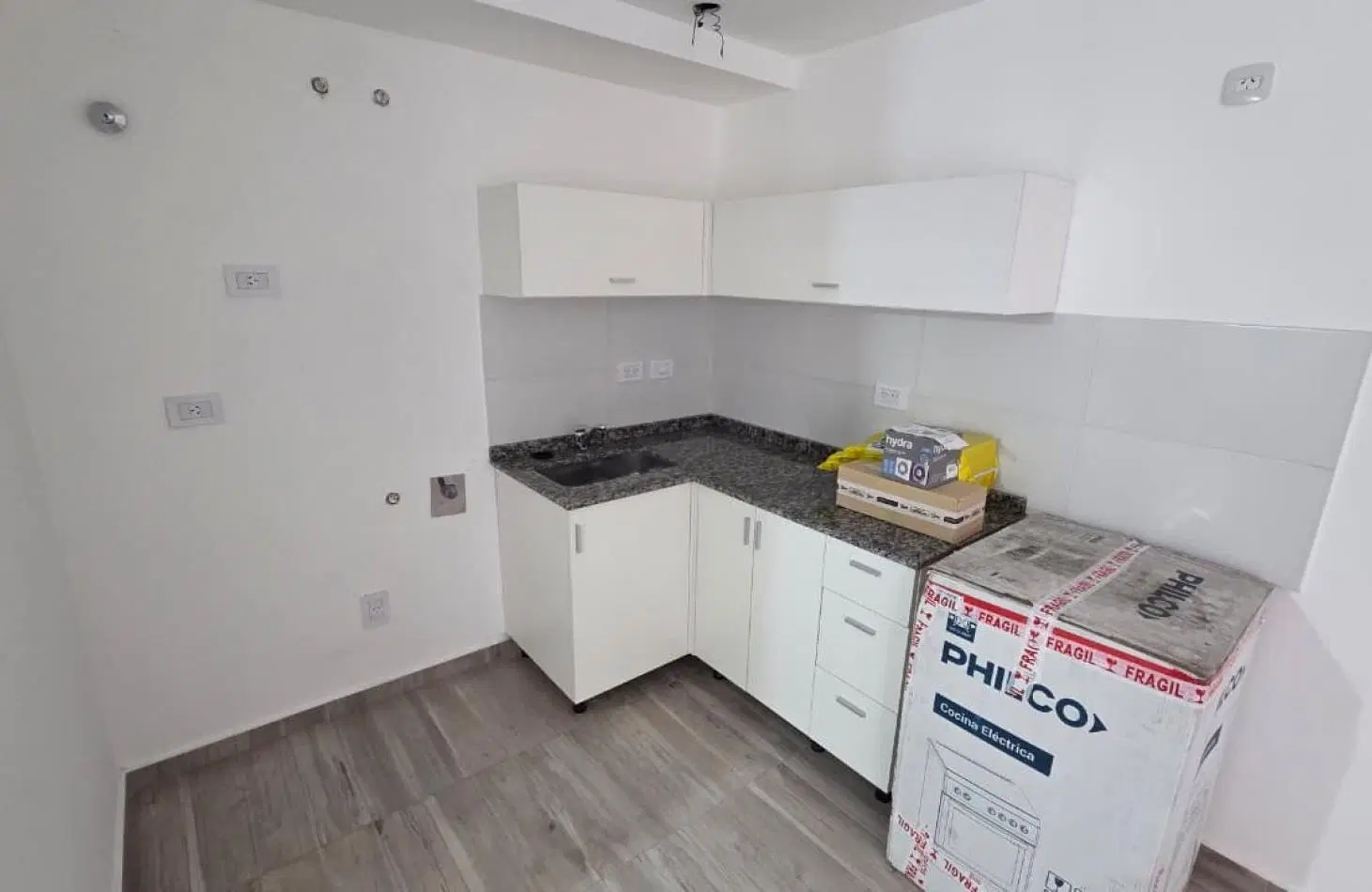 Moderno y luminoso monoamb a estrenar con patio propio y cochera. Excelente ubicacion: Portela 275, 3