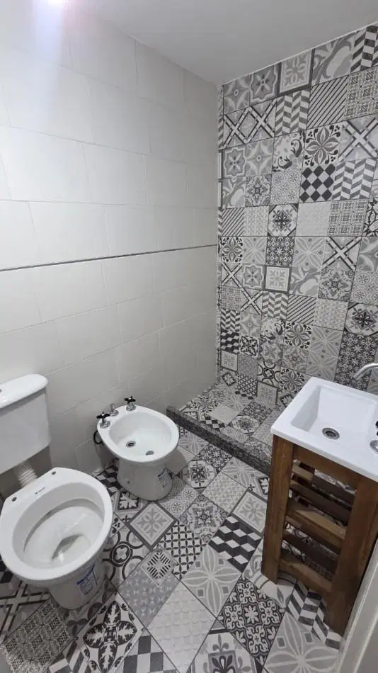 Moderno y luminoso monoamb a estrenar con patio propio y cochera. Excelente ubicacion: Portela 275, 5