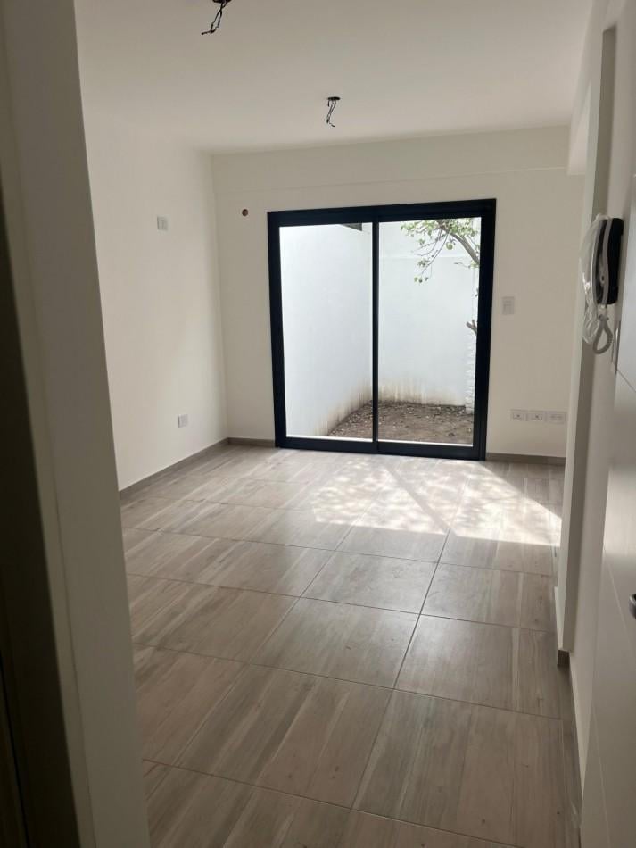 Foto de Dpto amb y medio a estrenar pb, fondo con patio y cochera. Ubicado en, imagen 2