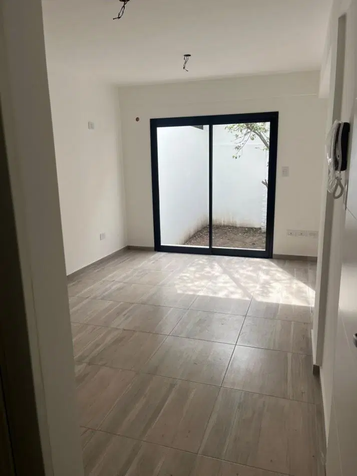 Dpto amb y medio a estrenar pb, fondo con patio y cochera. Ubicado en Gorriti 717, Lomas de Zamora 2