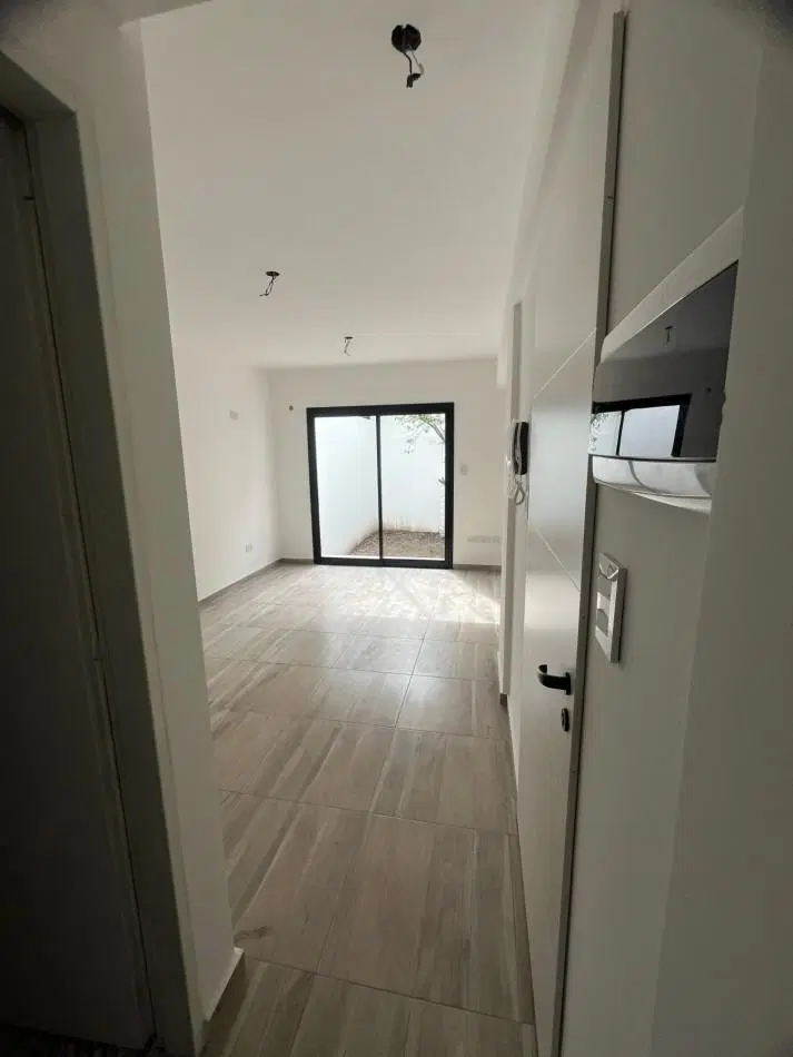 Dpto amb y medio a estrenar pb, fondo con patio y cochera. Ubicado en Gorriti 717, Lomas de Zamora 4