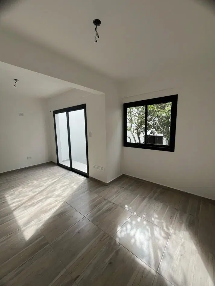 Dpto amb y medio a estrenar pb, fondo con patio y cochera. Ubicado en Gorriti 717, Lomas de Zamora 1