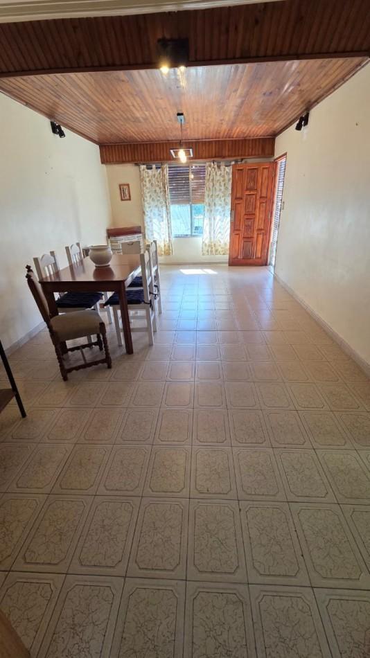 Foto de Excelente casa con parque, cochera e impecable dpto 2 amb. Ubicada en, imagen 1