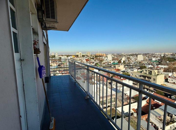 Venta Flores 5 amb. en torre con cochera. 2
