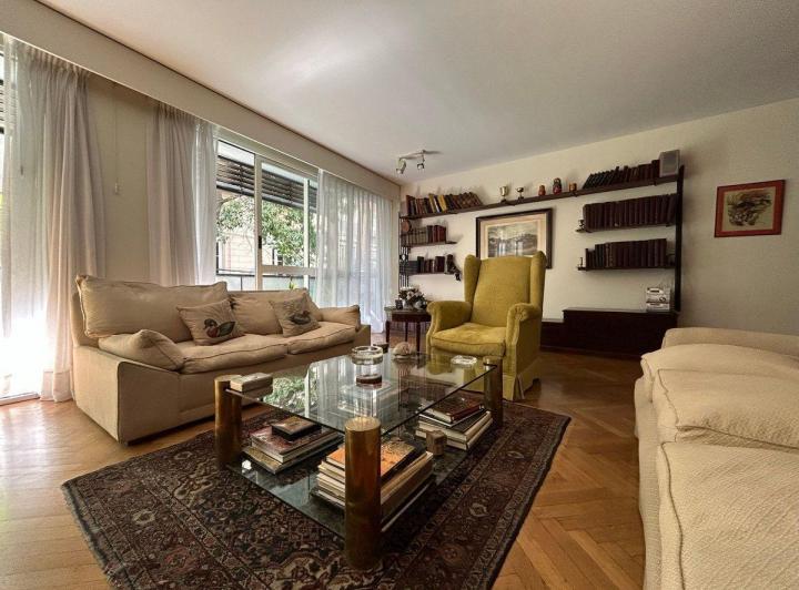 VENTA DPTO 5 AMBIENTES CON BALCÓN EN RECOLETA 4