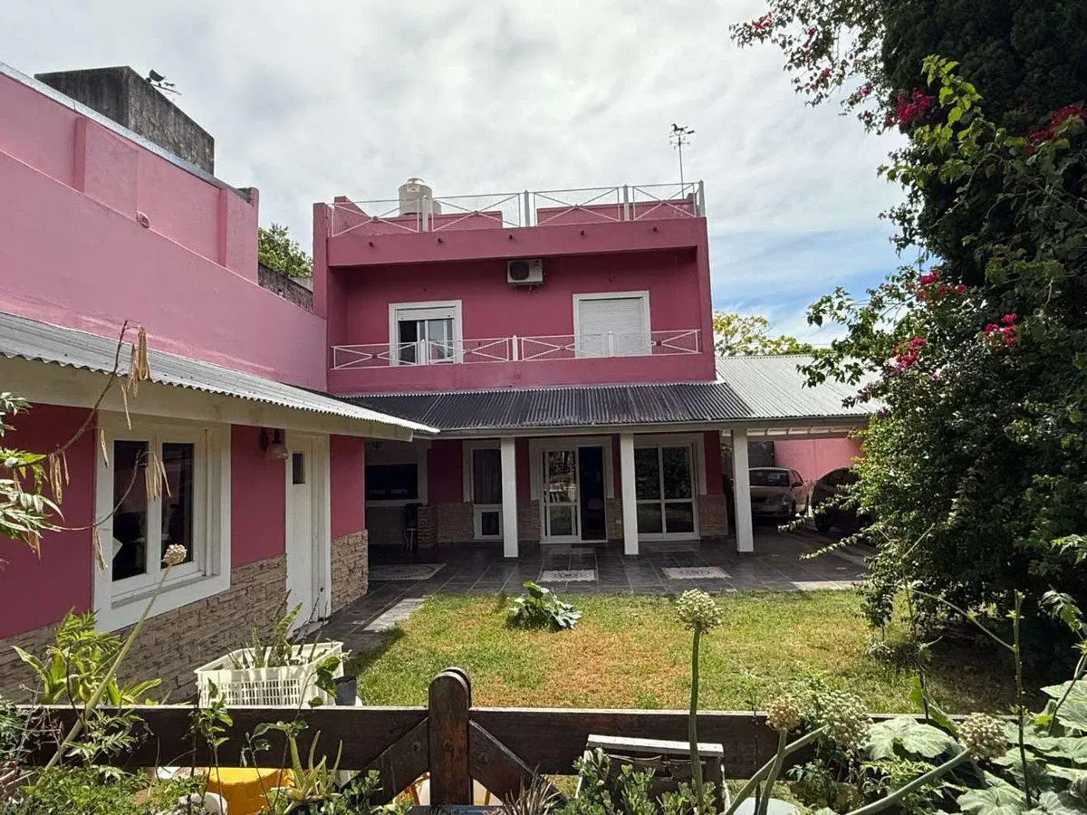 VENTA CASA 6 AMB. CON JARDIN Y PILETA. BANFIELD 3