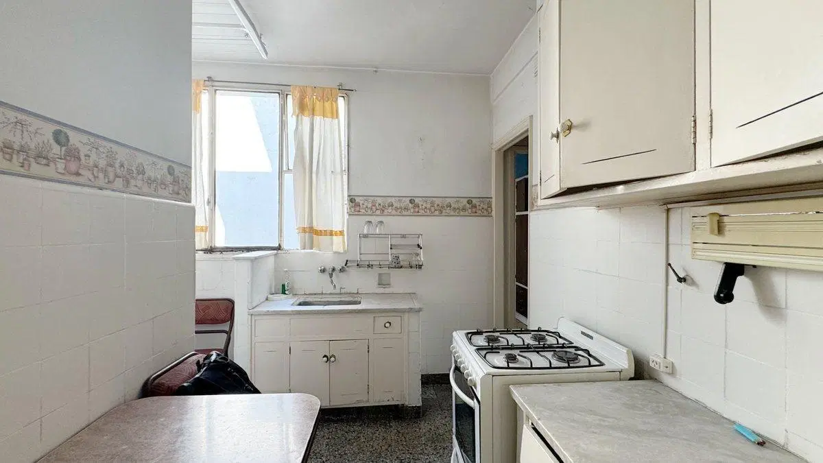 VENTA DPTO 4 AMB  CON TOILETTE Y BALCÓN EN FLORES 2