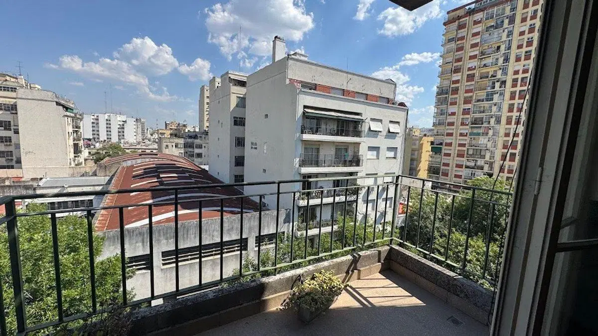 VENTA DPTO 4 AMB  CON TOILETTE Y BALCÓN EN FLORES 3