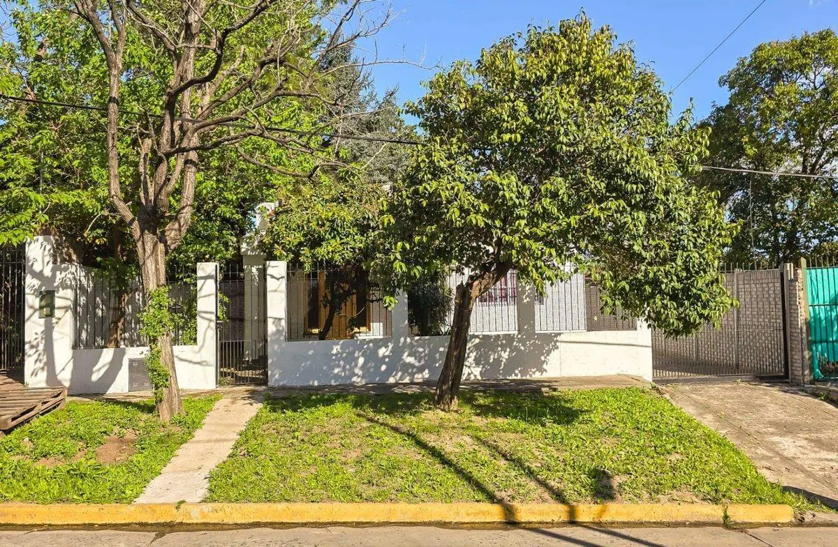 Venta Casa 4 ambientes con galpon Lomas de Zamora 5