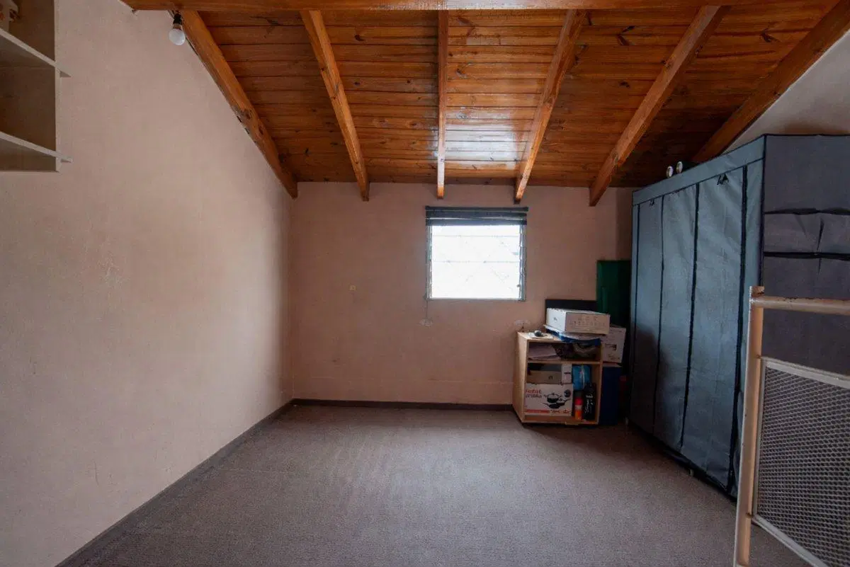 TRIPLEX 3 AMB. CON PATIO Y COCHERA EN CASTELAR 3