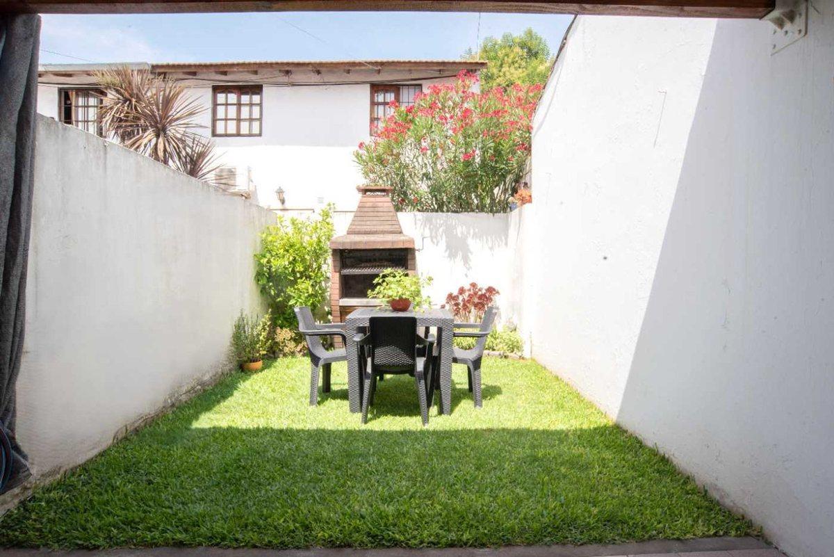 TRIPLEX 3 AMB. CON PATIO Y COCHERA EN CASTELAR