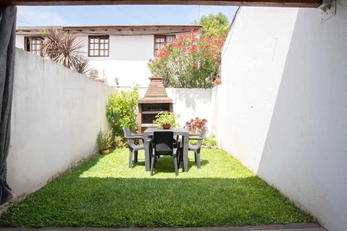 TRIPLEX 3 AMB. CON PATIO Y COCHERA EN CASTELAR 4