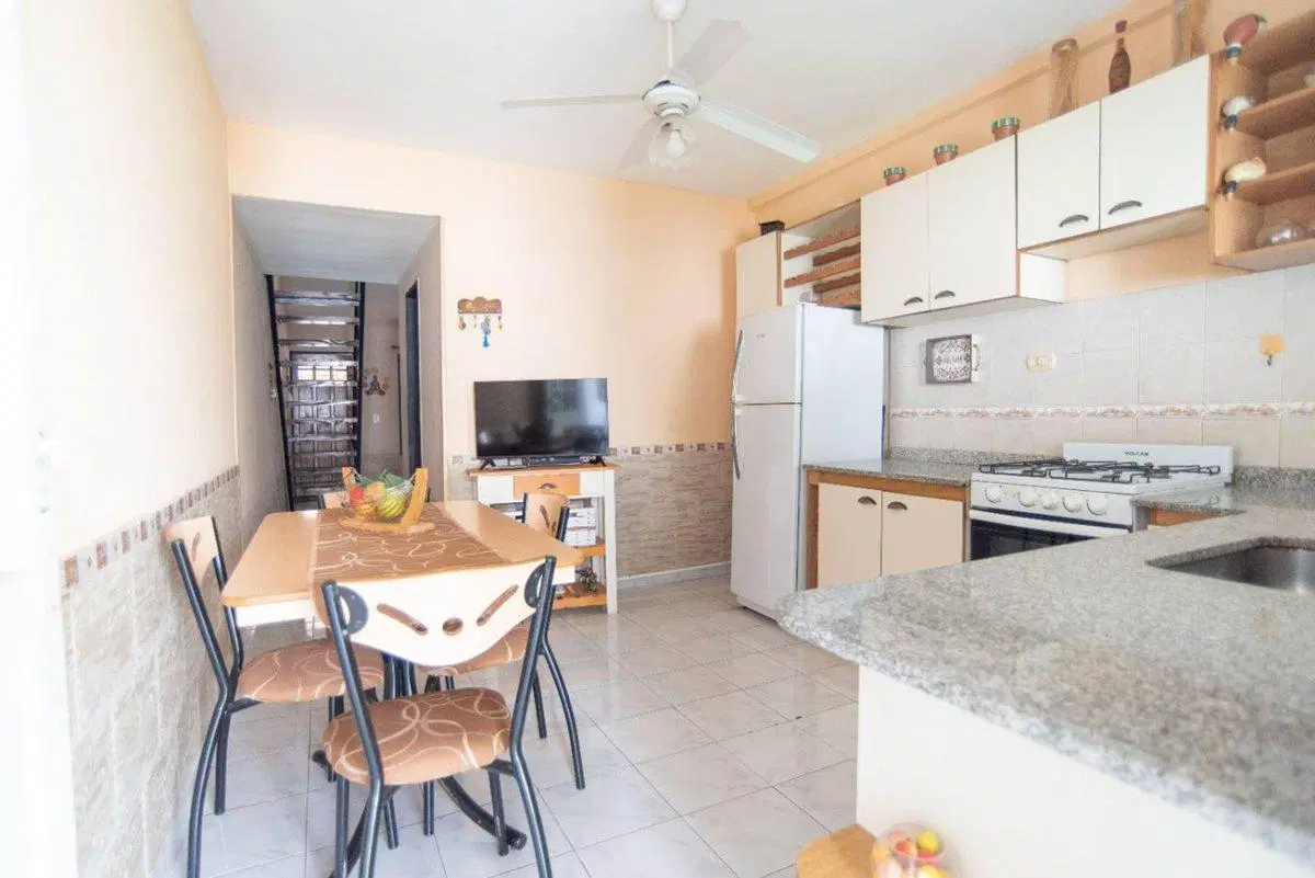 TRIPLEX 3 AMB. CON PATIO Y COCHERA EN CASTELAR 2