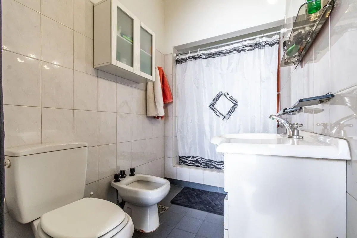 VENTA CASA DE 3 AMB. EN VILLA MAIPUCON CON LOCAL 2