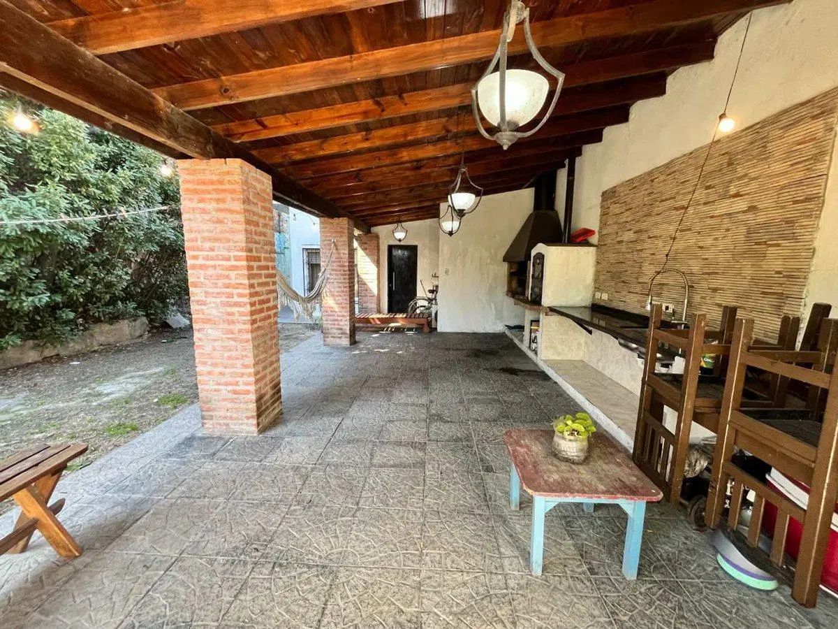 Venta Casa c/Parque, quincho, cochera. Lanús Oeste 2
