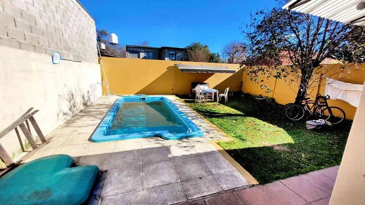 CASA 4 ambientes en venta con JARDIN y PILETA 4