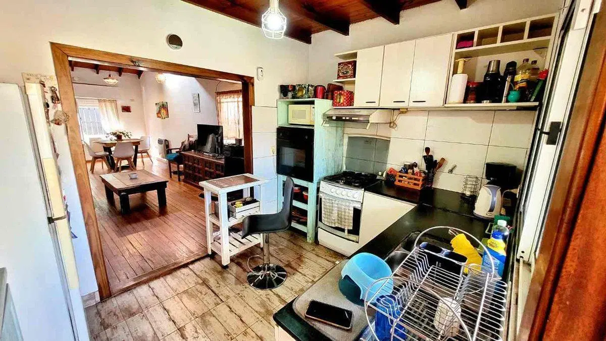 CASA 4 ambientes en venta con JARDIN y PILETA 2