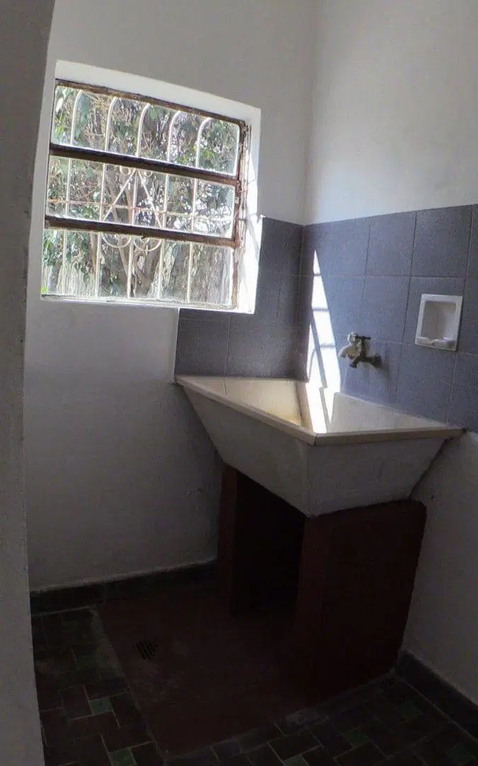 VENTA CASA 5 AMBIENTES LOTE PROPIO C/COCHERA MORON 5