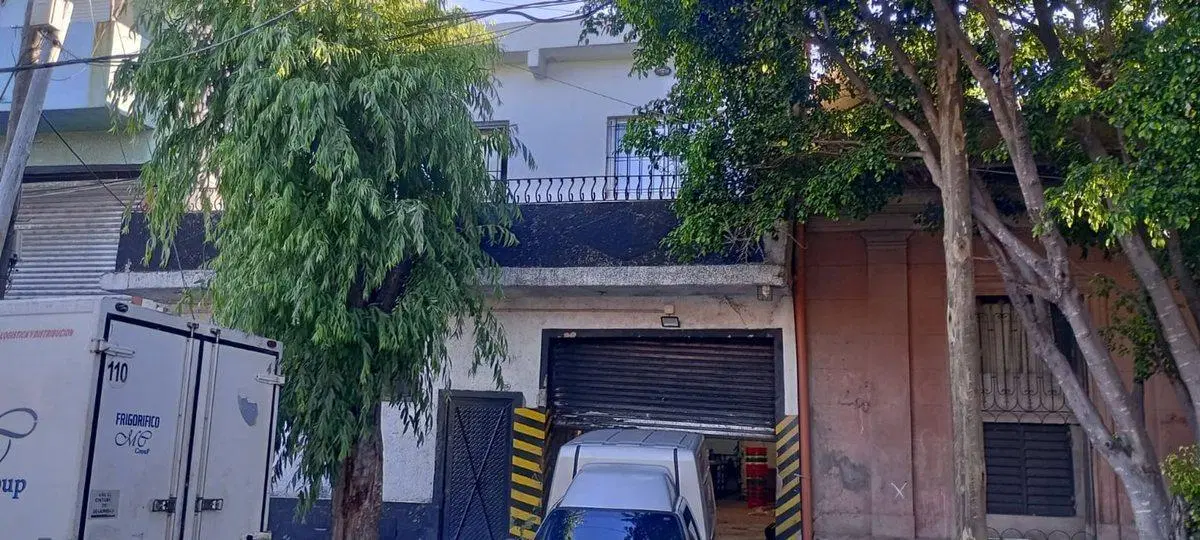 Galpón de 285 mts cub en venta en La Tablada c/Ofi 5