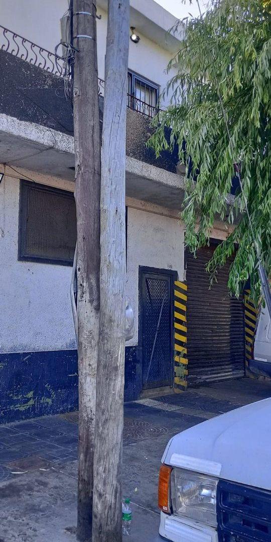 Galpón de 285 mts cub en venta en La Tablada c/Ofi