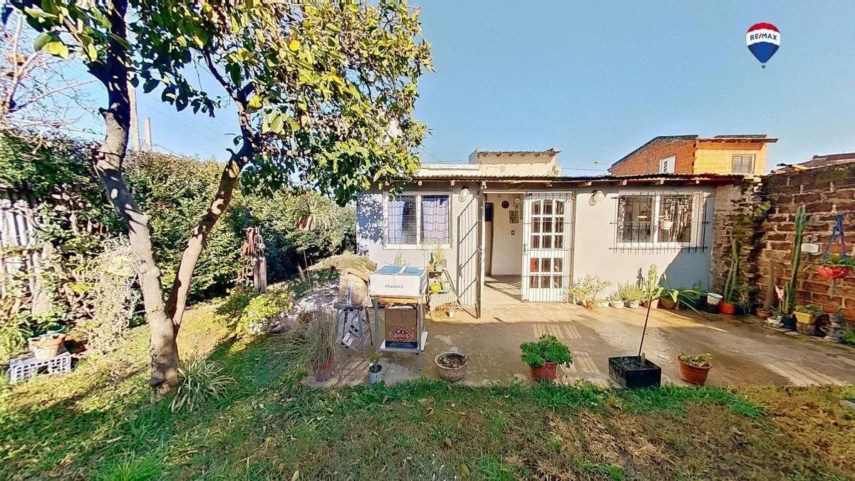 VENTA CASA GONZALEZ CATAN 4 AMB  ESQUINA  PERMUTA 4