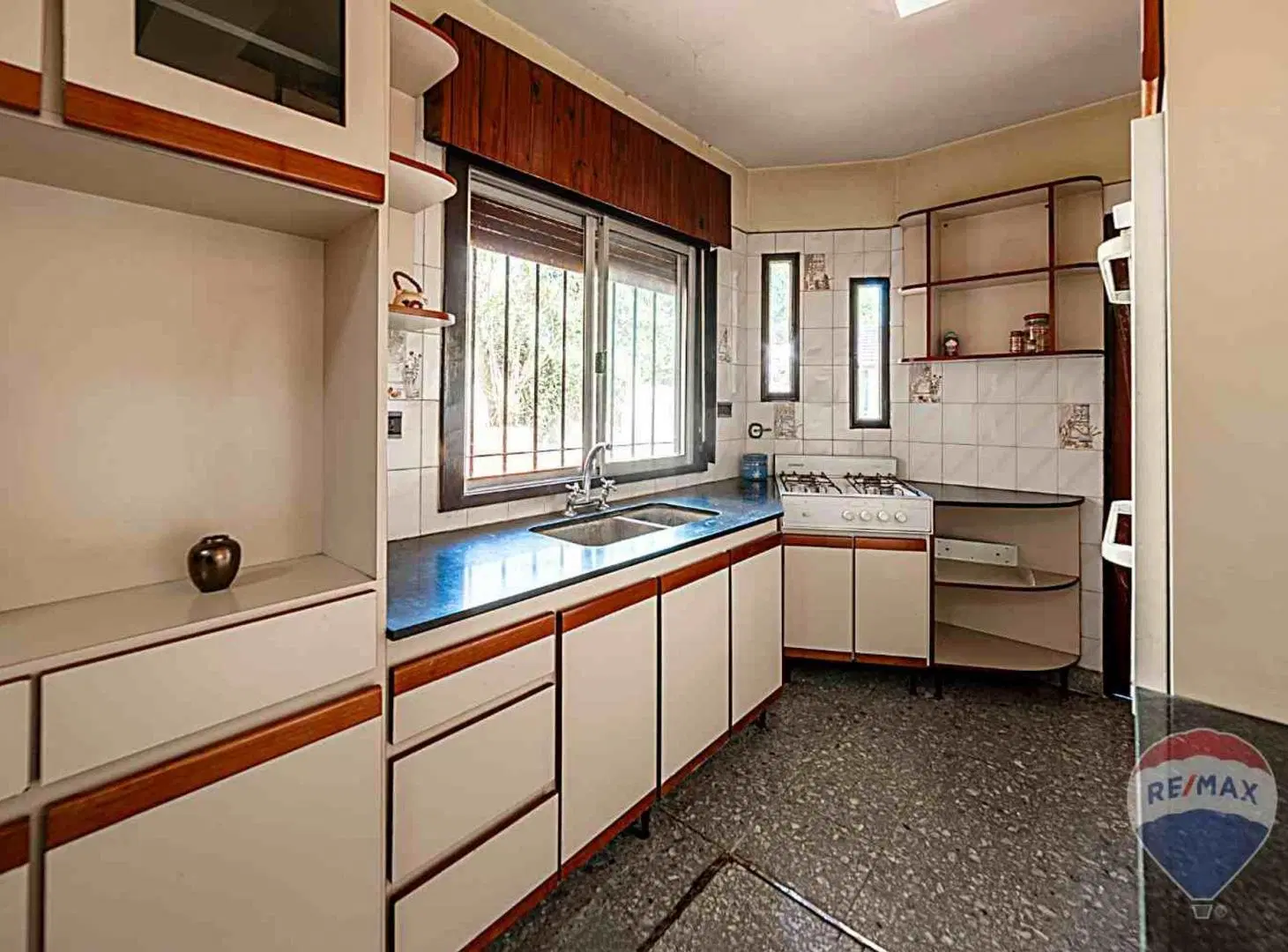 CASA 5 AMBIENTES EN VENTA CASTELAR JARDIN COCHERA 4