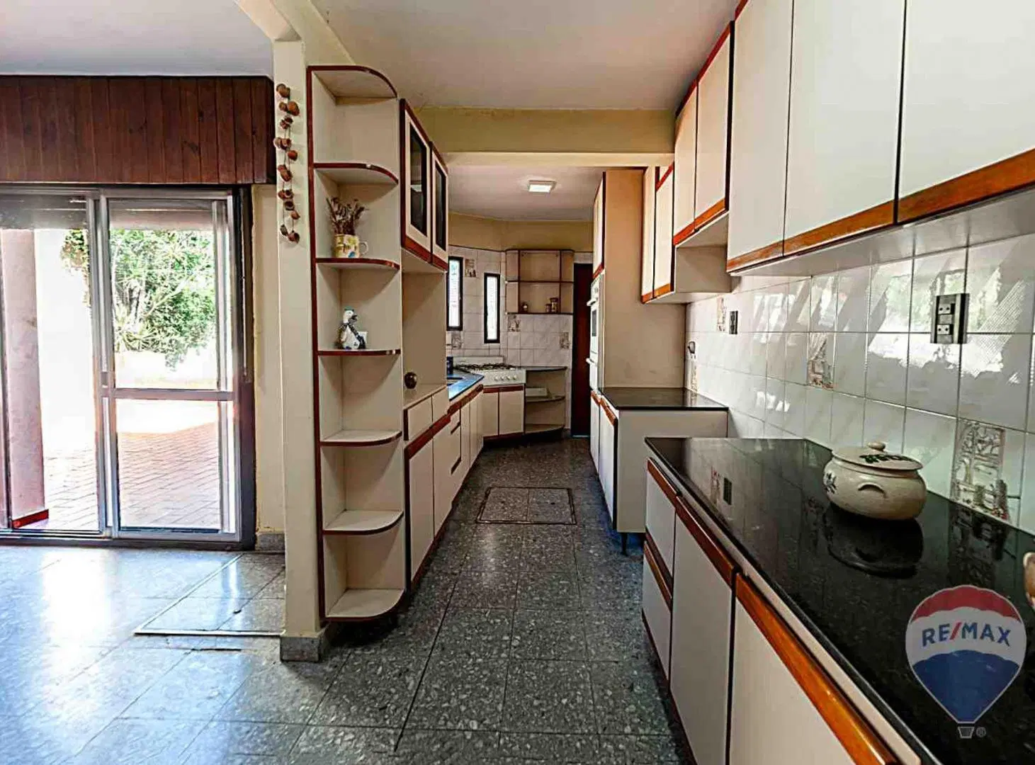 CASA 5 AMBIENTES EN VENTA CASTELAR JARDIN COCHERA 5