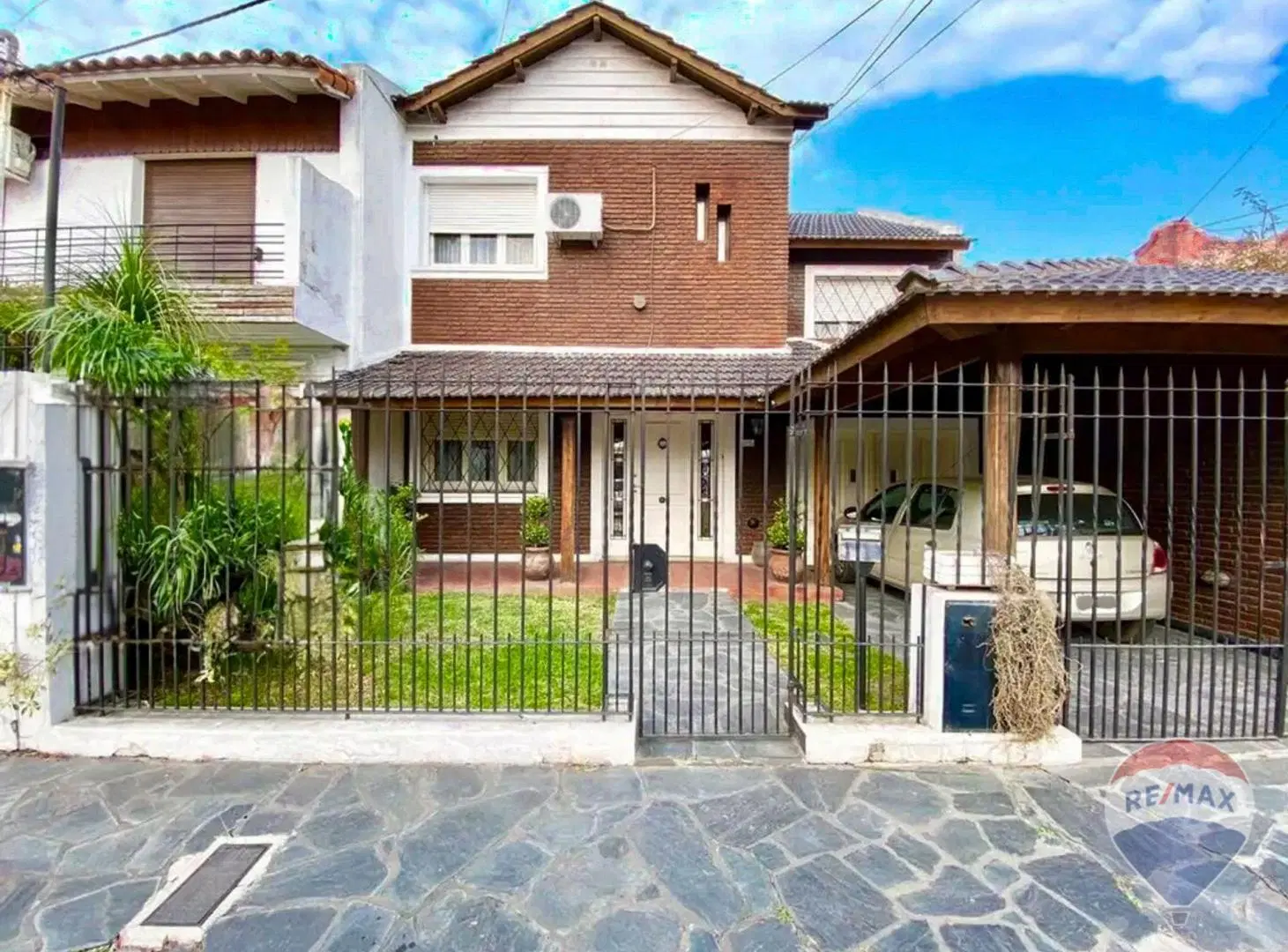 CASA 5 AMBIENTES EN VENTA CASTELAR JARDIN COCHERA 3