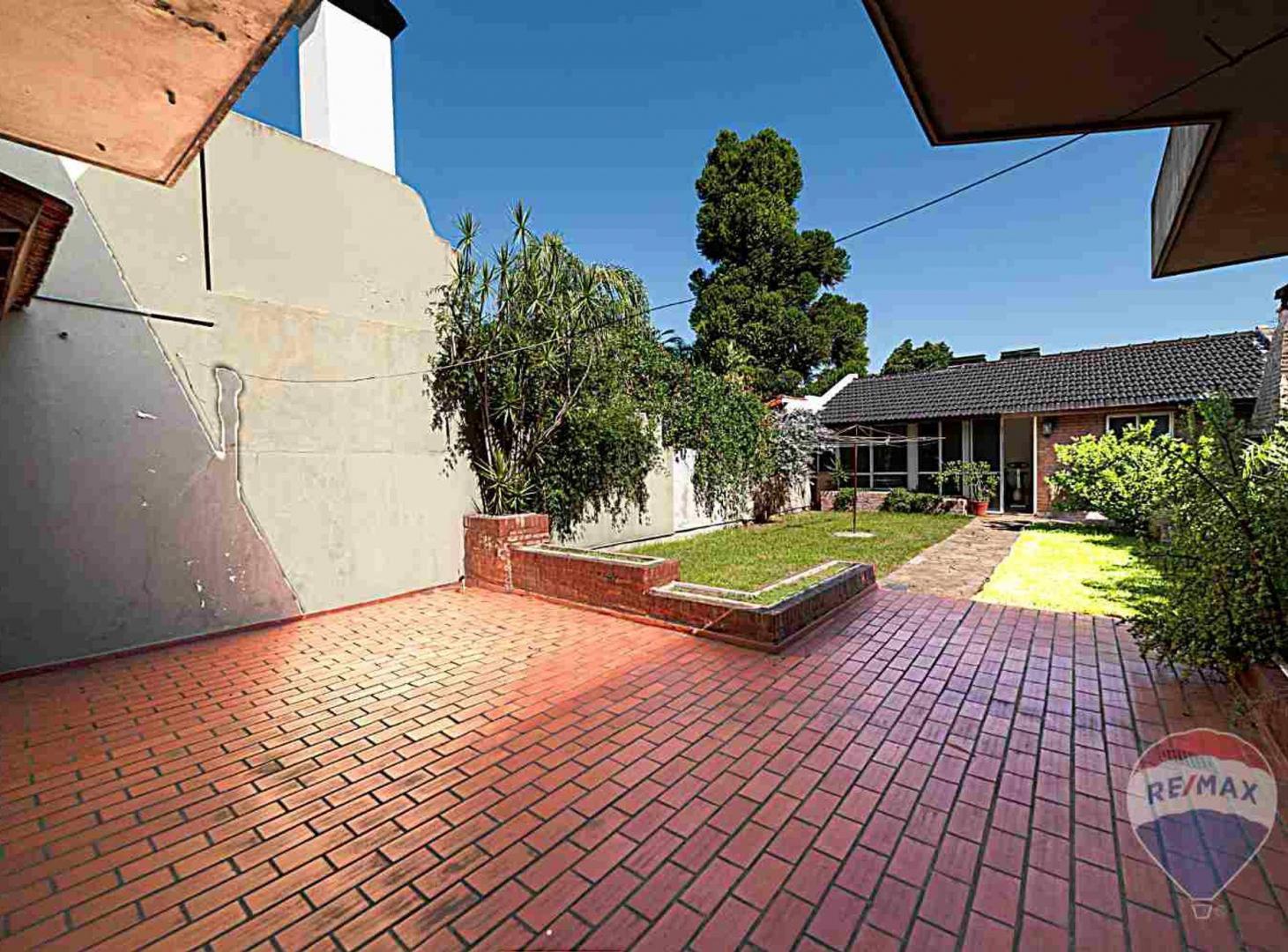 CASA 5 AMBIENTES EN VENTA CASTELAR JARDIN COCHERA