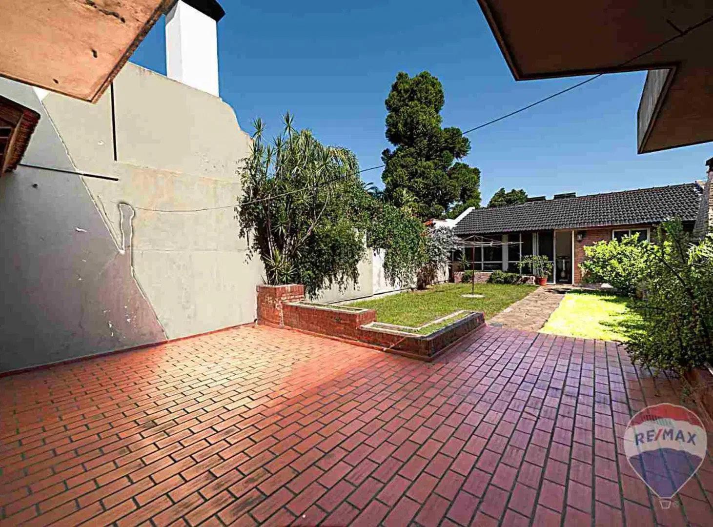 CASA 5 AMBIENTES EN VENTA CASTELAR JARDIN COCHERA 2